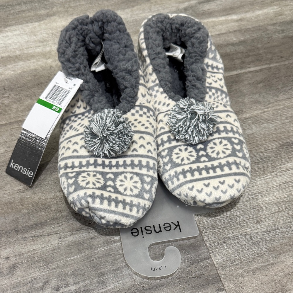 NEW Kensie Slippers in Gray & White